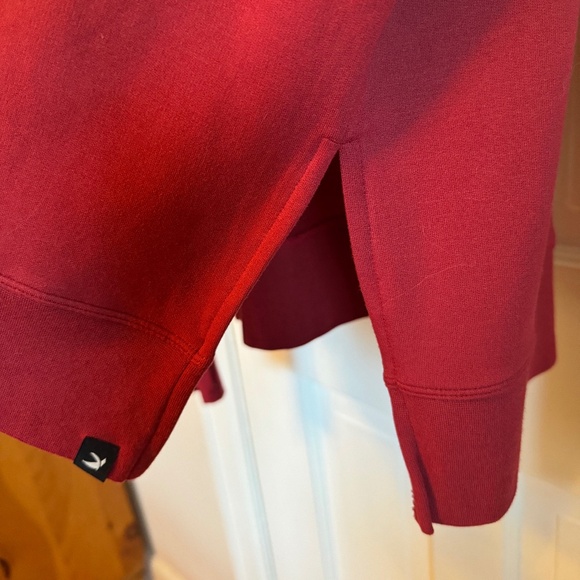 Glyder Yoga Top in Cranberry Red (size M) - Picture 8 of 8
